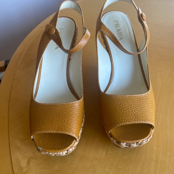 Prada - Picture 3 of 5